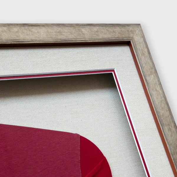 A closer look at the mount: linen, with fine red and white lines around the shirt, in the brushed silver moulding